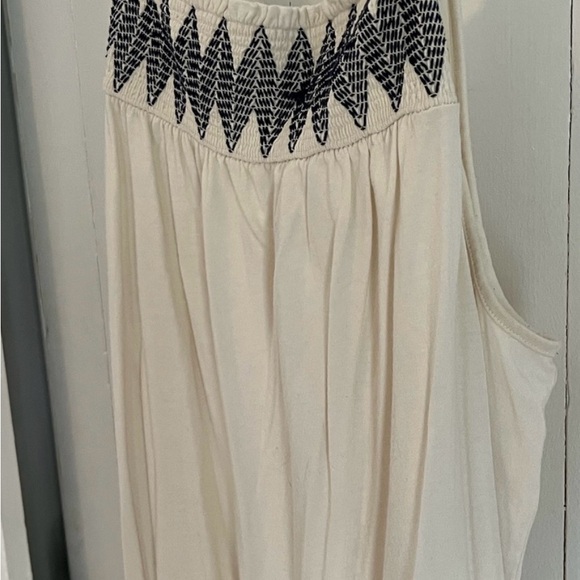 SALE 3/$20 Old Navy Embroidered Tank - Picture 3 of 6
